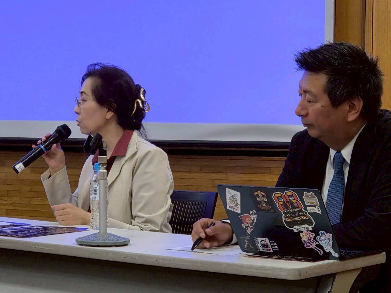 志田陽子先生と藪原太郎によるシンポジウムの様子