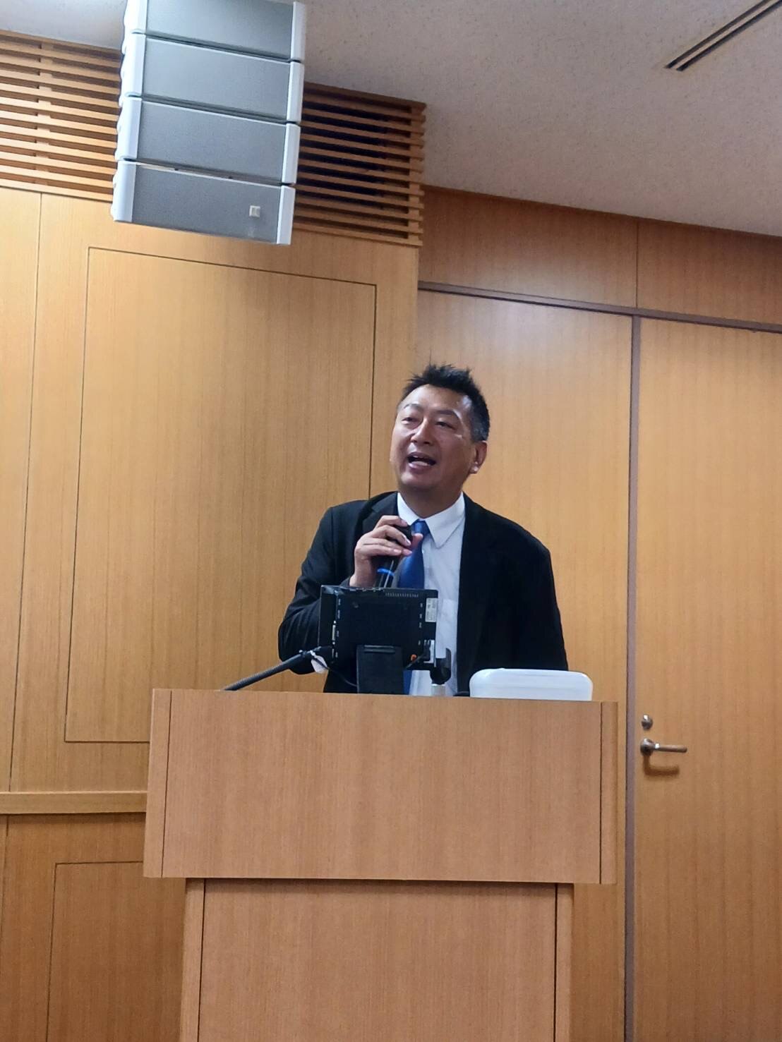 司会進行を行う藪原太郎の様子