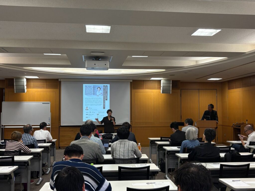 会場全体の様子。山尾志桜里さんの講演を聴く参加者
