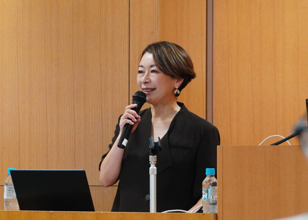 マイクを手に講演する山尾志桜里さん